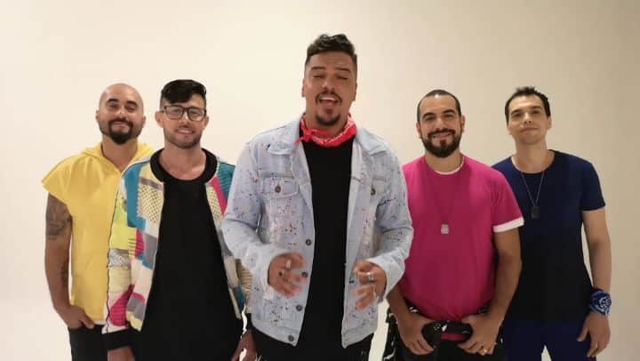のインスタグラム：「E as notícias boas não param! 😀 Nessa sexta-feira a gente libera o álbum #SorrisoMarotoAoCuboAoVivoEmCores em todos os aplicativos de música! \o/ Além das 6 faixas que já lançamos no EP, o álbum tem mais 5 músicas inéditas pra vocês curtirem! Onde aperta pra pular pra sexta, hein? 😍 #VemSextaFeira」