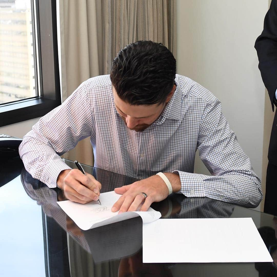 ニューヨーク・メッツさんのインスタグラム写真 - (ニューヨーク・メッツInstagram)「Pen to paper, it’s official! #JacobdeGrom #Mets #LGM」3月28日 2時50分 - mets