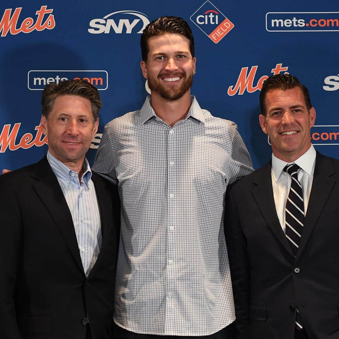 ニューヨーク・メッツさんのインスタグラム写真 - (ニューヨーク・メッツInstagram)「Pen to paper, it’s official! #JacobdeGrom #Mets #LGM」3月28日 2時50分 - mets