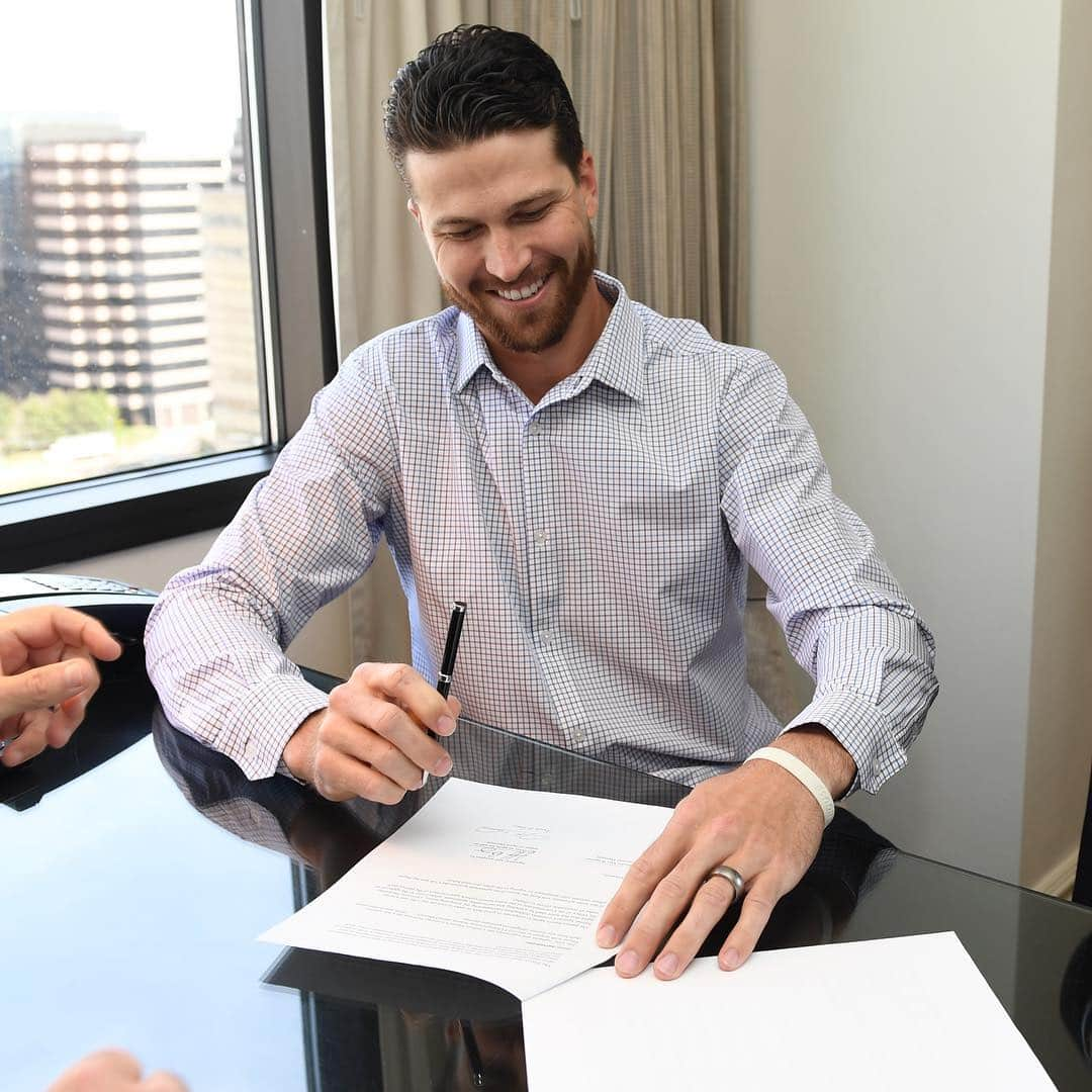 ニューヨーク・メッツさんのインスタグラム写真 - (ニューヨーク・メッツInstagram)「Pen to paper, it’s official! #JacobdeGrom #Mets #LGM」3月28日 2時50分 - mets