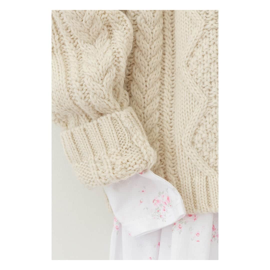 キャベジズ&ローゼズのインスタグラム：「Details Matter ❤ The Thomasina Knit and Amelie Dress in Rosabelle go hand in hand #organiccotton #cableknitting #creamsweater #slowfashion #organiccottondress #shabbychicliving #layering #details✨ #cabbagesandroses #shabbylovescabbagesandroses #cabbagesandrosesfashion @christina_strutt @cabbagesandroses_shop」