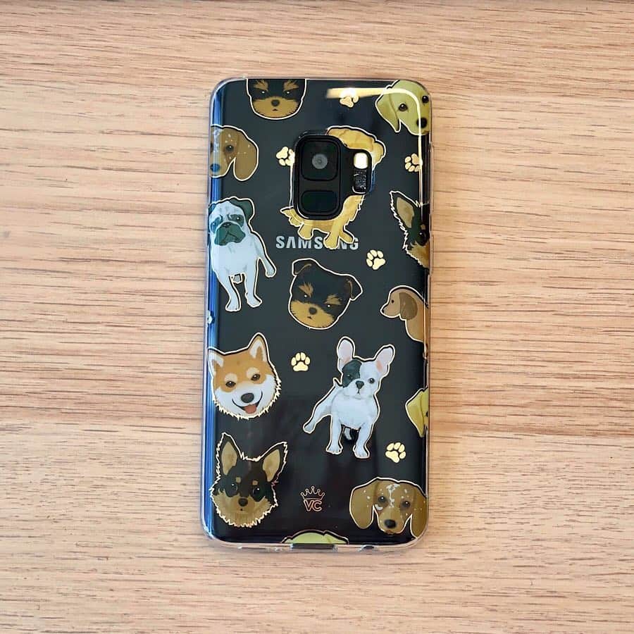 VELVETCAVIARさんのインスタグラム写真 - (VELVETCAVIARInstagram)「NEW DROP 🔥 For all our dog lovers, here's a little tribute to our furry friends. 🐶 Introducing the Dog Case! A clear protective case covered with different breeds outlines in gold chrome with cute chrome paw prints. 🐕✨ Each dog was picked and hand-drawn to perfection by our team 🐾 Available for iPhone and Samsung, get yours for today before they sell out! Link in bio: @velvetcaviar. #velvetcaviar #dogs #dogsofinstagram」3月28日 3時01分 - velvetcaviar