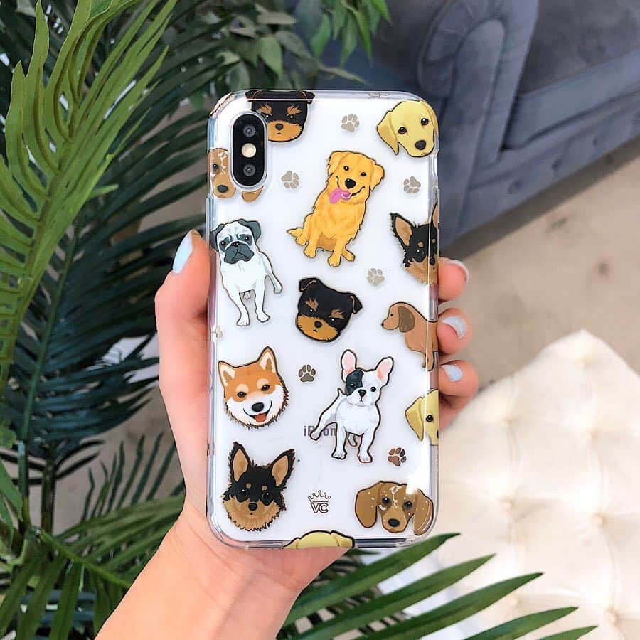 VELVETCAVIARさんのインスタグラム写真 - (VELVETCAVIARInstagram)「NEW DROP 🔥 For all our dog lovers, here's a little tribute to our furry friends. 🐶 Introducing the Dog Case! A clear protective case covered with different breeds outlines in gold chrome with cute chrome paw prints. 🐕✨ Each dog was picked and hand-drawn to perfection by our team 🐾 Available for iPhone and Samsung, get yours for today before they sell out! Link in bio: @velvetcaviar. #velvetcaviar #dogs #dogsofinstagram」3月28日 3時01分 - velvetcaviar