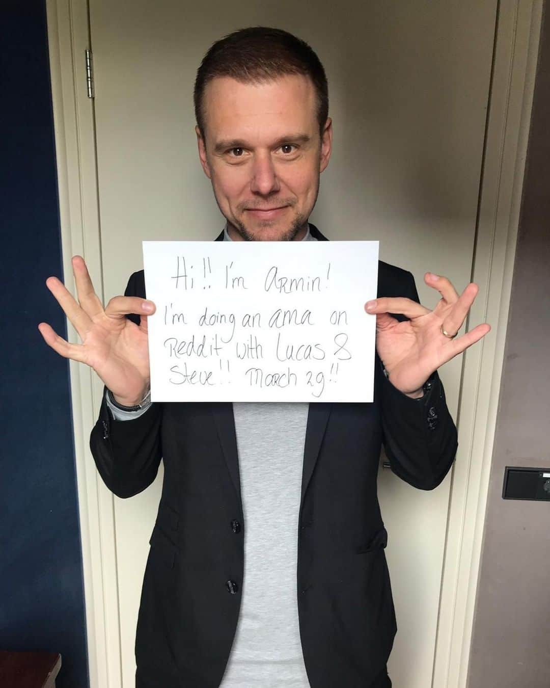 Armin Van Buurenさんのインスタグラム写真 - (Armin Van BuurenInstagram)「Doing an AMA on @reddit with @lucasandsteve this Friday at 4 PM UTC!」3月28日 3時01分 - arminvanbuuren