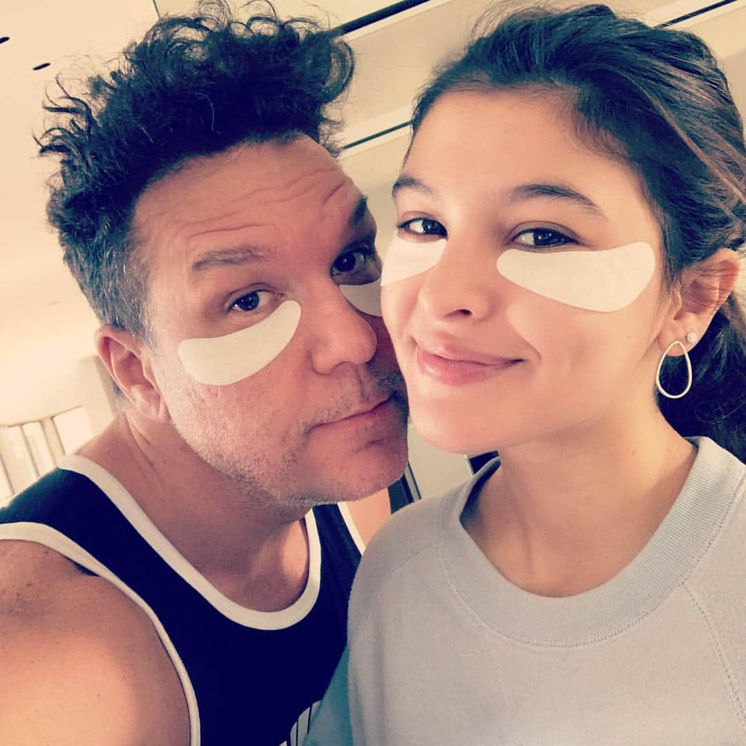 デイン・クックさんのインスタグラム写真 - (デイン・クックInstagram)「Full disclaimer: I need to wear these in the morning or I look like a vampire that mistakenly woke up in direct sunlight.  @itskelsitaylor is my vitamin K. #teamdimple」3月28日 3時15分 - danecook