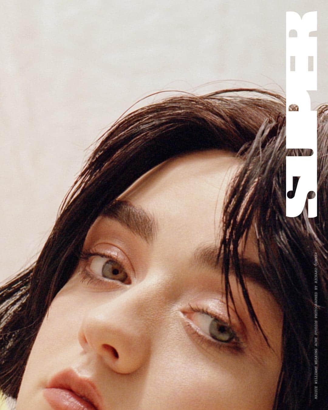 メイジー・ウィリアムズのインスタグラム：「@super___magazine  whole___new___world 🌎🌍🌏 Words @georgie_wright_ Photography @richarddowker Styling @giovannibedafolco Hair @wakaadachi Makeup @mwhite_makeup  Thanks to  RiDa Studios and Pixipixel」