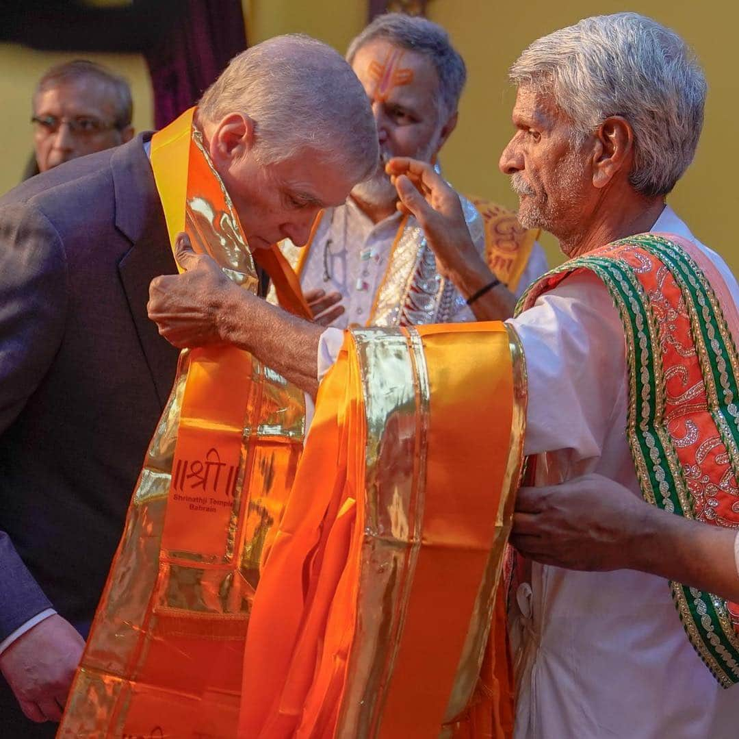 ロイヤル・ファミリーさんのインスタグラム写真 - (ロイヤル・ファミリーInstagram)「This week The Duke of York undertook engagements in Bahrain visiting Shree Nathji (Shree Krishna) Hindu Temple in Bahrain, which is celebrating its 200th anniversary and is the oldest place of worship for the Hindu community in Bahrain. His Royal Highness also visited the UK’s Naval Support Facility in Mina Salman port, which he officially opened last year. HRH served for 22 years in the Royal Navy, and is now a Vice-Admiral. HRH met His Highness Sheikh Isa Bin Salman al Khalifa. At The Royal University for Women, the first private, purpose built, international university in Bahrain dedicated solely to education, The Duke met with some of the Award winning Entrepreneurship students. HRH presented the first ever iDEA certificates in Bahrain and attended #pitchatpalace  Bahrain 2.0. HRH founded Pitch in 2014 to accelerate the work of Entrepreneurs, which is now active in 61 countries and has created 3,669 jobs. Follow @hrhthedukeofyork for more from the visit.」3月28日 3時09分 - theroyalfamily