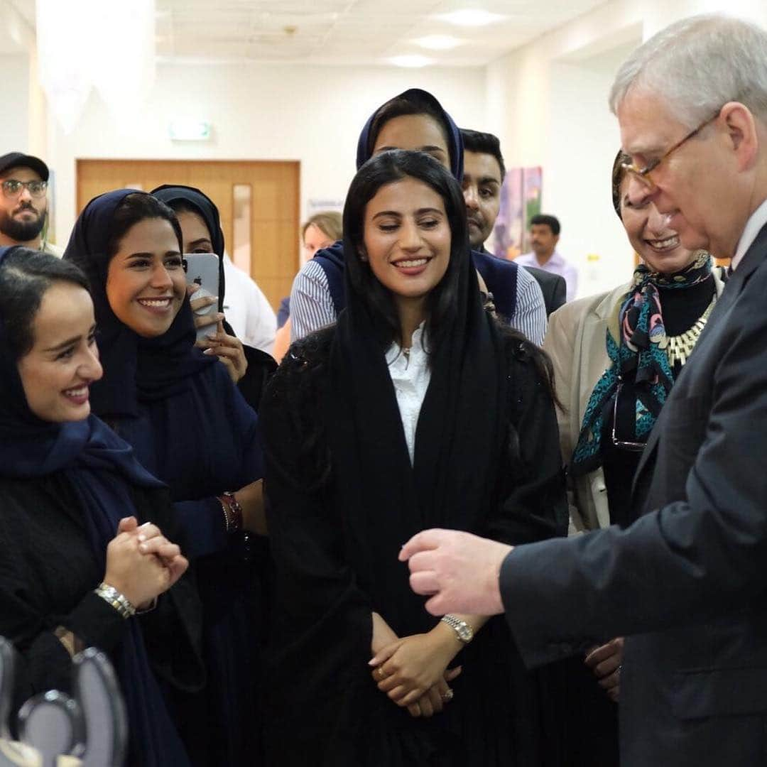 ロイヤル・ファミリーさんのインスタグラム写真 - (ロイヤル・ファミリーInstagram)「This week The Duke of York undertook engagements in Bahrain visiting Shree Nathji (Shree Krishna) Hindu Temple in Bahrain, which is celebrating its 200th anniversary and is the oldest place of worship for the Hindu community in Bahrain. His Royal Highness also visited the UK’s Naval Support Facility in Mina Salman port, which he officially opened last year. HRH served for 22 years in the Royal Navy, and is now a Vice-Admiral. HRH met His Highness Sheikh Isa Bin Salman al Khalifa. At The Royal University for Women, the first private, purpose built, international university in Bahrain dedicated solely to education, The Duke met with some of the Award winning Entrepreneurship students. HRH presented the first ever iDEA certificates in Bahrain and attended #pitchatpalace  Bahrain 2.0. HRH founded Pitch in 2014 to accelerate the work of Entrepreneurs, which is now active in 61 countries and has created 3,669 jobs. Follow @hrhthedukeofyork for more from the visit.」3月28日 3時09分 - theroyalfamily