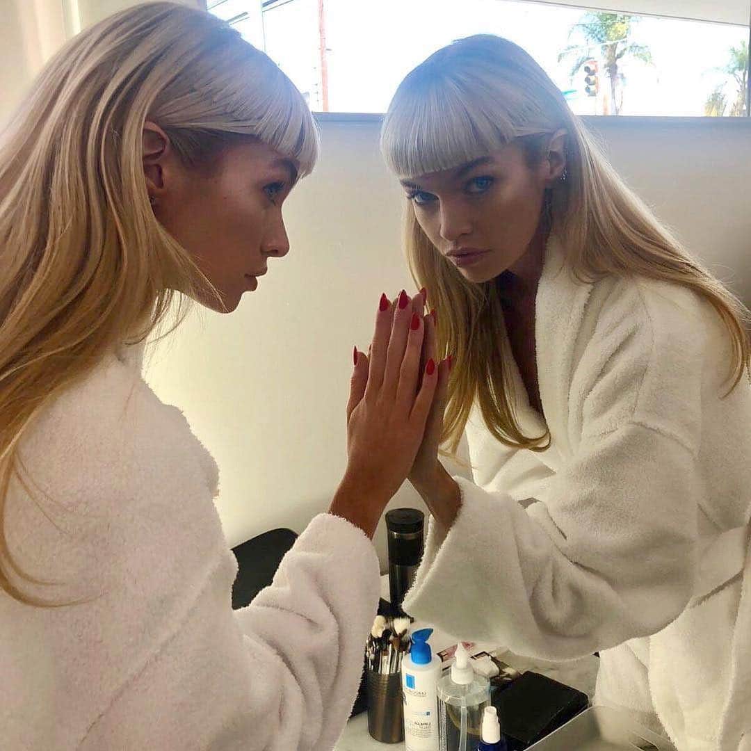 Vogue Beautyさんのインスタグラム写真 - (Vogue BeautyInstagram)「What is it about bangs that immediately adds cool to any look? As seen here, the appeal of fringe is impossible to deny. Need more proof? Tap the link in our bio for 25 celebs with the best hairstyles with bangs of all time. #regram @stellamaxwell」3月28日 3時14分 - voguebeauty
