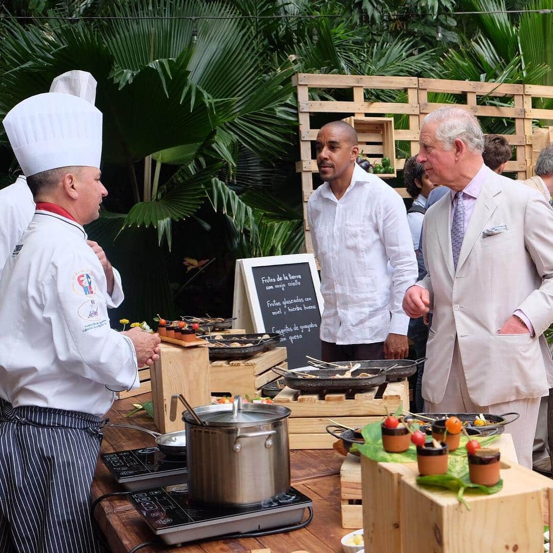 クラレンス邸さんのインスタグラム写真 - (クラレンス邸Instagram)「The Prince and The Duchess today visited a paladar, part of the increasingly popular selection of private restaurants in Cuba. #RoyalVisitCuba The Prince of Wales was invited to grind sugar cane in the traditional way - the liquid is used to sweeten drinks.  TRH tasted some Cuban dishes, including moro y cristianos, rice made with black beans, and local cheeses.」3月28日 3時19分 - clarencehouse