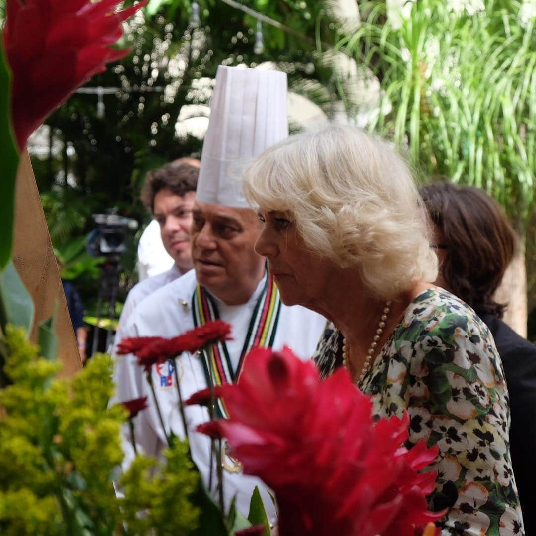 クラレンス邸さんのインスタグラム写真 - (クラレンス邸Instagram)「The Prince and The Duchess today visited a paladar, part of the increasingly popular selection of private restaurants in Cuba. #RoyalVisitCuba The Prince of Wales was invited to grind sugar cane in the traditional way - the liquid is used to sweeten drinks.  TRH tasted some Cuban dishes, including moro y cristianos, rice made with black beans, and local cheeses.」3月28日 3時19分 - clarencehouse