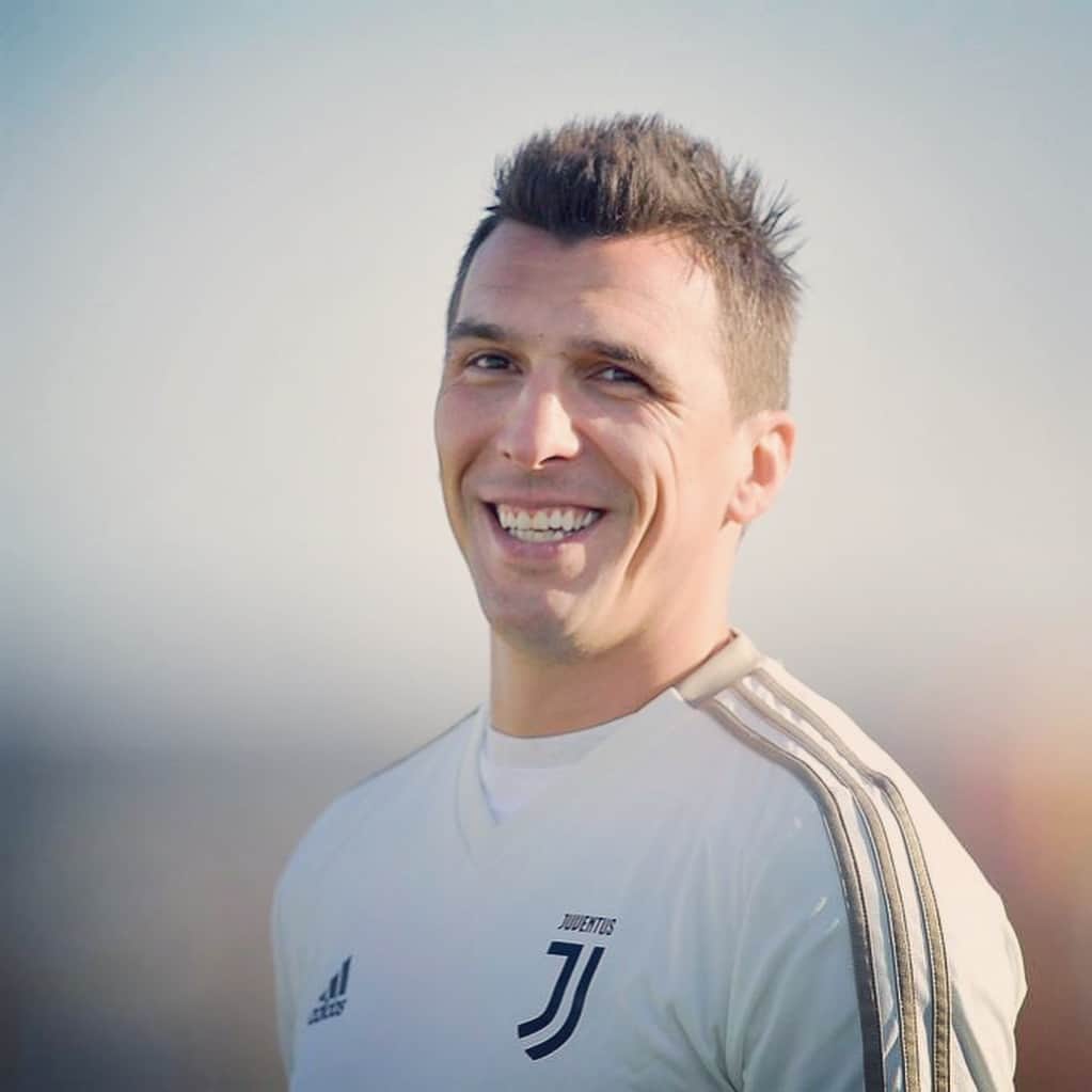 マリオ・マンジュキッチのインスタグラム：「😁 #forzajuve #finoallafine #neverstop #stepbystep #mm17🌪」