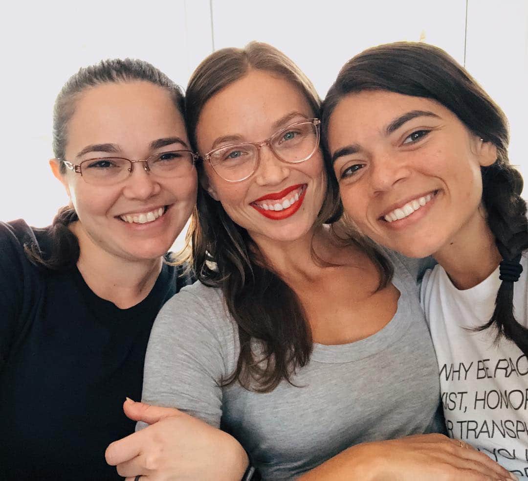 Nicole Mejiaさんのインスタグラム写真 - (Nicole MejiaInstagram)「I’m most at home when I’m sandwiched between these two. My sisters. My best friends. My piece of childhood and forever soulmates. 💓 If you got a sister, show her love today.」3月28日 3時25分 - nicole_mejia
