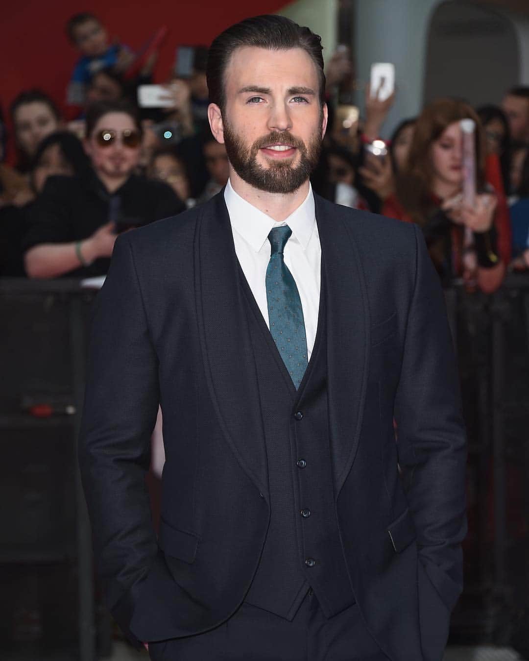 E! Onlineさんのインスタグラム写真 - (E! OnlineInstagram)「Chris Evans needs a strong, independent woman in his life, and just so he knows... WE'RE AVAILABLE. Make sure you study up because he’s revealing everything he’s looking for in a partner at the link in our bio. (📷: Getty Images)」3月28日 3時30分 - enews