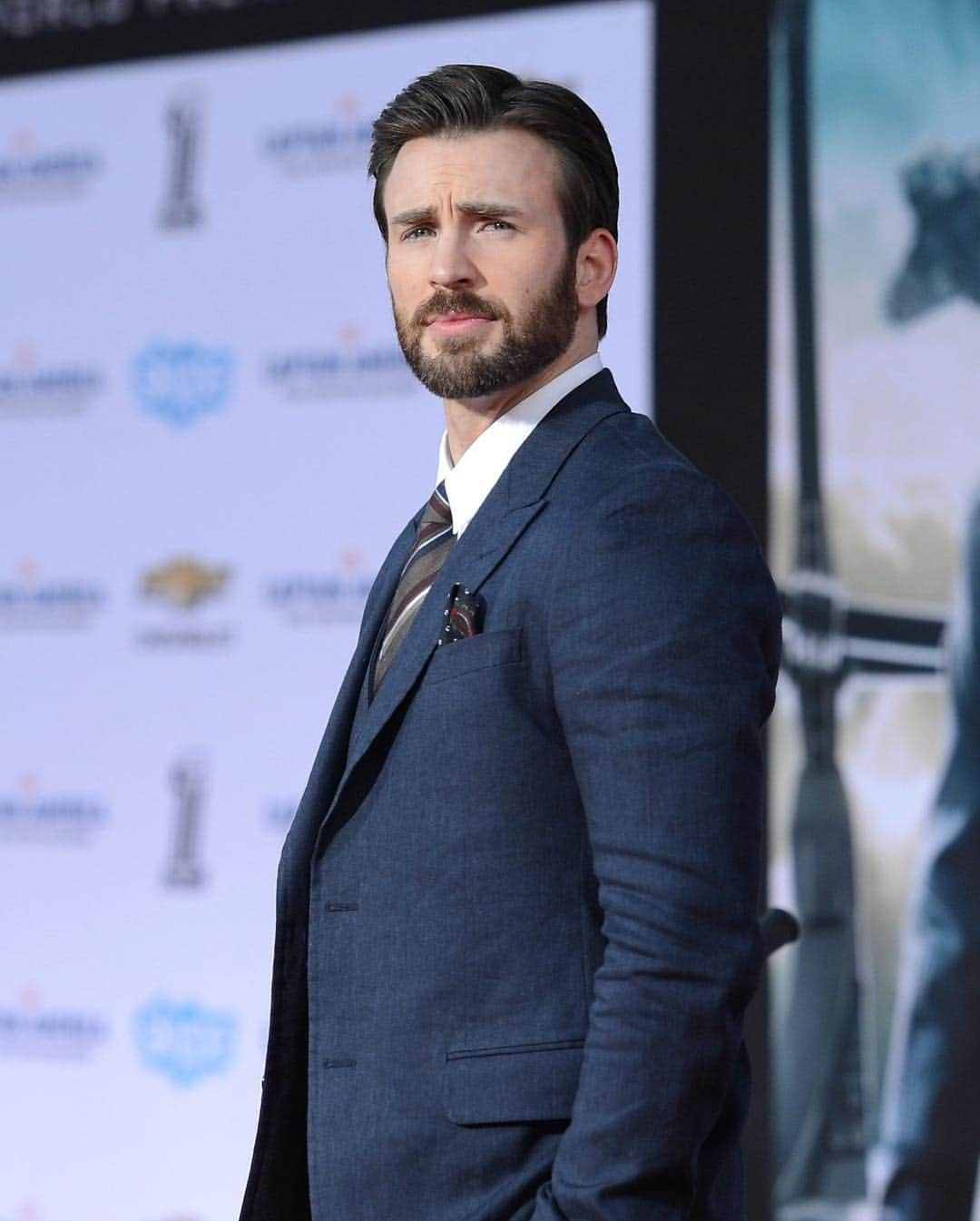 E! Onlineさんのインスタグラム写真 - (E! OnlineInstagram)「Chris Evans needs a strong, independent woman in his life, and just so he knows... WE'RE AVAILABLE. Make sure you study up because he’s revealing everything he’s looking for in a partner at the link in our bio. (📷: Getty Images)」3月28日 3時30分 - enews