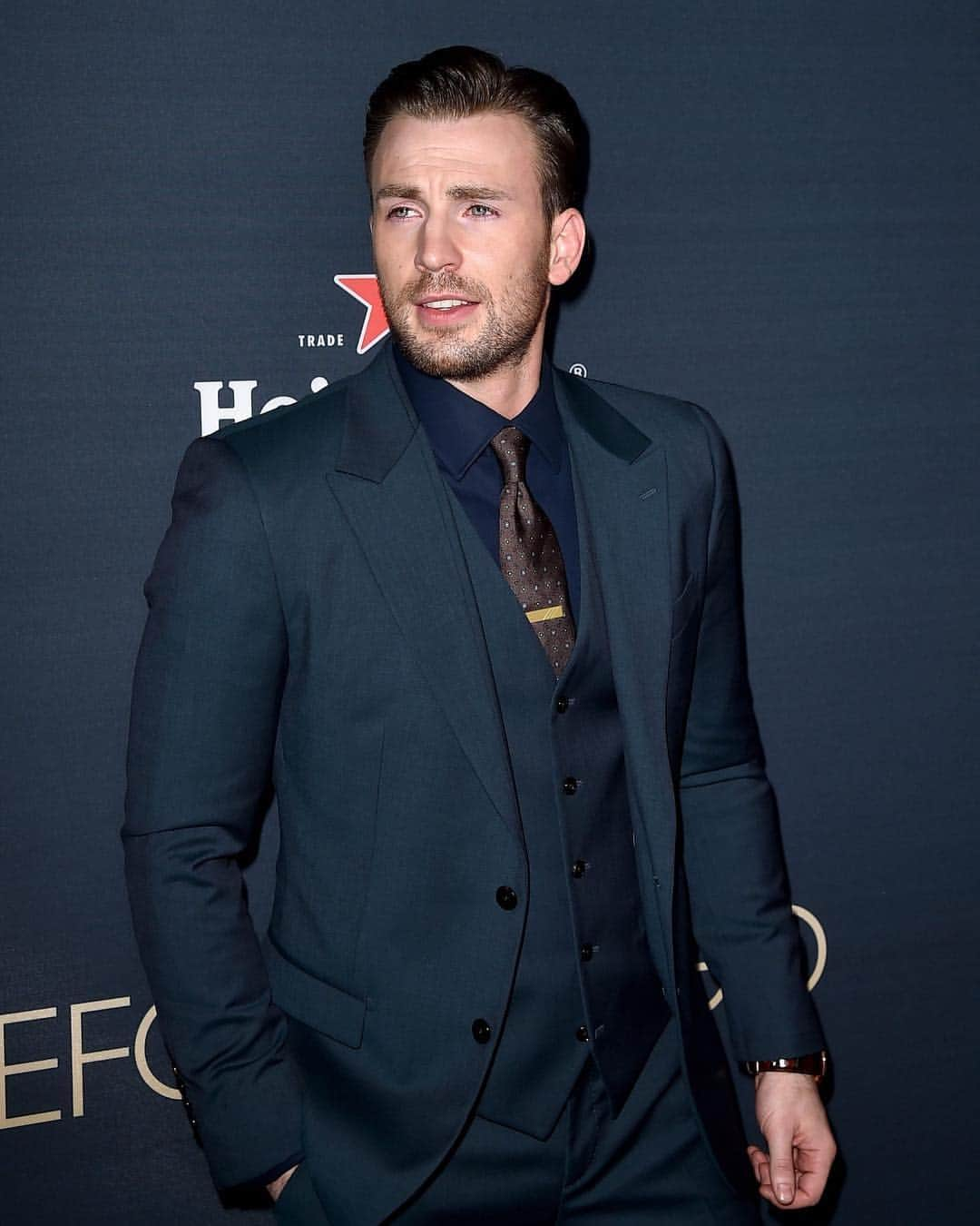 E! Onlineさんのインスタグラム写真 - (E! OnlineInstagram)「Chris Evans needs a strong, independent woman in his life, and just so he knows... WE'RE AVAILABLE. Make sure you study up because he’s revealing everything he’s looking for in a partner at the link in our bio. (📷: Getty Images)」3月28日 3時30分 - enews