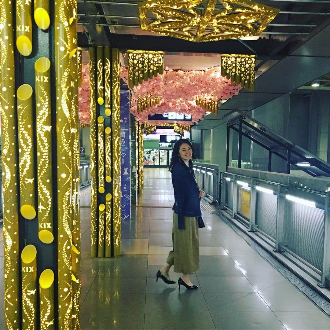 吉村玲香のインスタグラム：「✈︎✈︎ KIXへ ✈︎﻿✈︎ ﻿ 夢を抱いて 海外へ旅立つ友人を﻿ 見送ってきました。﻿ ﻿ ﻿ まだ１５才のあなたには﻿ 可能性はインフィニティ♾﻿ ﻿ ﻿ 全ての経験は、 あなたの人生の宝物になる。﻿ ﻿ ﻿ Bon Voyage！﻿ どうぞ良い旅を✈︎ . . ﻿ ﻿#海外留学 #高校留学 #ニュージーランド #ニュージーランド留学 #子供の成長 #自己成長  #空港好き #空港好きな人と繋がりたい  #可能性は無限  #夢を叶える  #起業女子 #起業家 #吉村玲香 #子育て ﻿ ﻿ ﻿」
