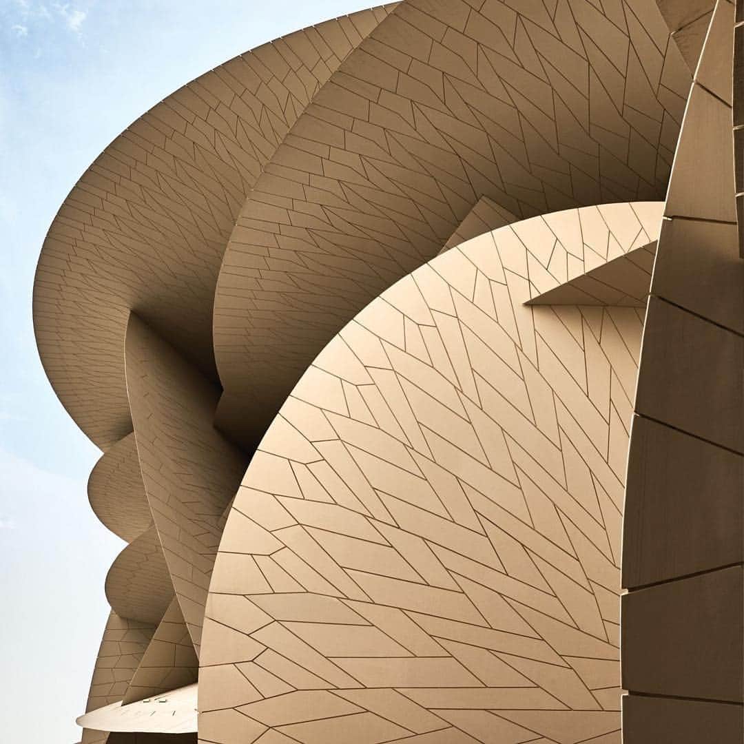 ELLE DECORさんのインスタグラム写真 - (ELLE DECORInstagram)「A new architectural masterpiece emerges on the edge of the Persian Gulf: introducing the incredible @nmoqatar is set to open its doors this week. Designed by @ateliersjeannouvel, the Pritzker Prize-winning French architect, the National Museum of Qatar features 250,000 different glass fiber-reinforced concrete elements fixed to a steel frame in curving sections. The 560,000 square foot building is a marvel of engineering and design, with 11 galleries inside that narrate the bustling history of Qatar. Swipe to see the museum from every angle, and click the link in read our exclusive by @julielaskynyc. Photography by James Merrell.」3月28日 3時34分 - elledecor
