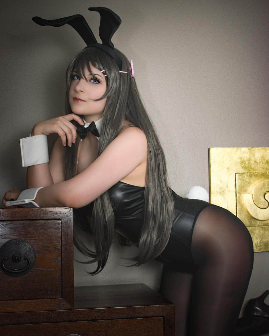 Tessaさんのインスタグラム写真 - (TessaInstagram)「“You’re having lewd thought, aren’t you?” 🐰  Another favorite of my Mai Sakurajima that @rizumari took!🖤She always knows exactly what I’m looking for and I love her.😩 Bunnysuit from @lemailcosplaywigs  Ears, cuffs and collar borrowed from @blood.raven !」3月28日 3時37分 - hiso.neko