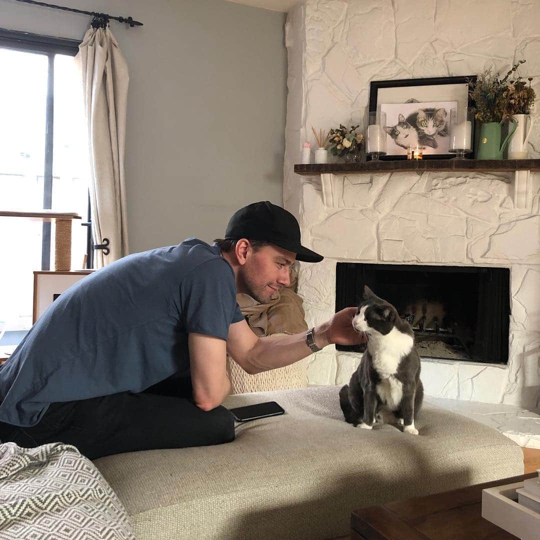 トーランス・クームスのインスタグラム：「There comes a time in every man’s life when he must cuddle a motherfucking cat.」