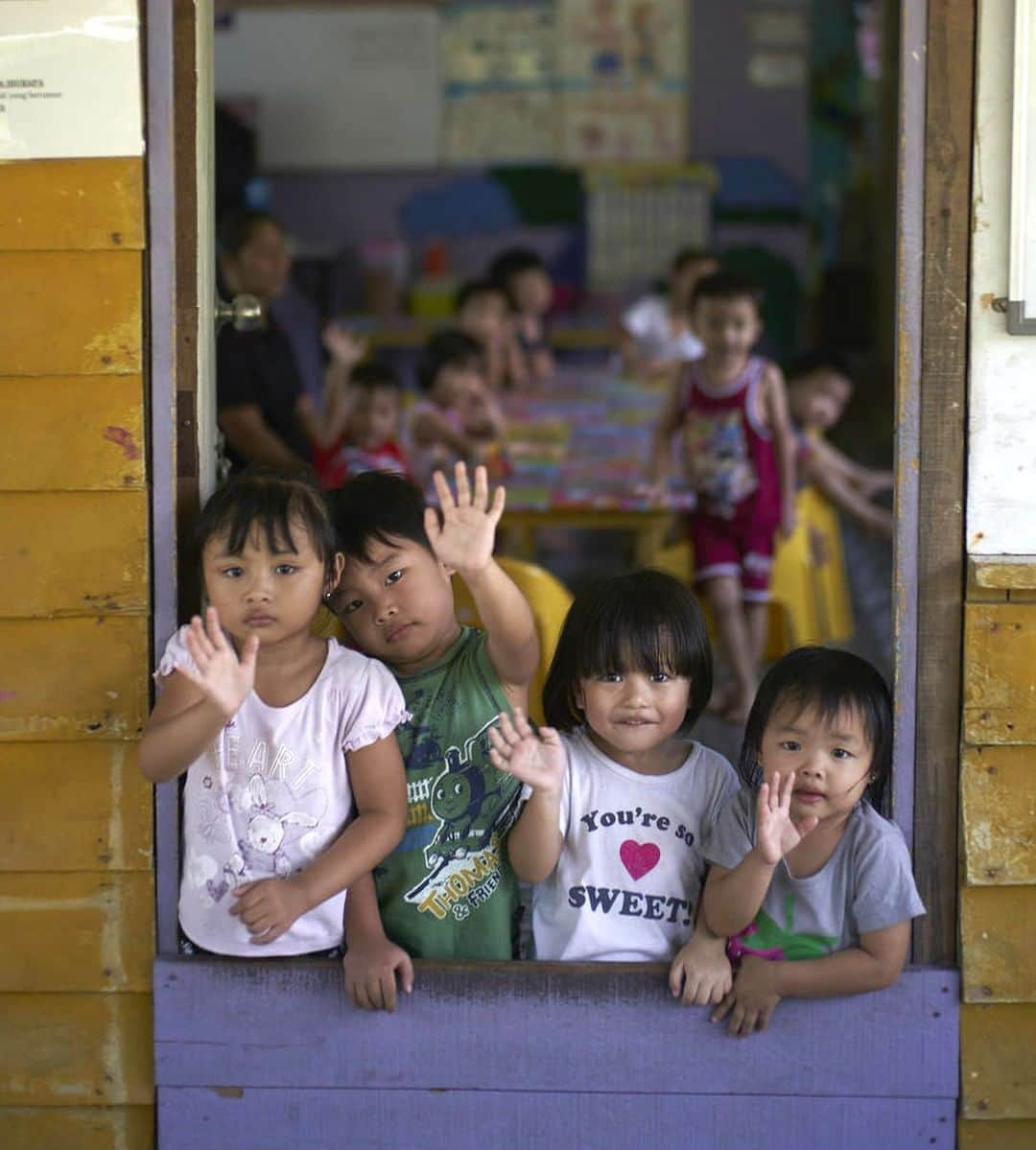 unicefさんのインスタグラム写真 - (unicefInstagram)「Hello! 👋 This kindergarten was set up for the indigenous children from the Kadazandusun community in Sabah, Malaysia. @unicefmalaysia promotes mother tongue based bilingual or multilingual education as a critical part of quality, inclusive schooling. #ForEveryChild, support. © UNICEF/UN0248190/Noorani」3月28日 3時45分 - unicef