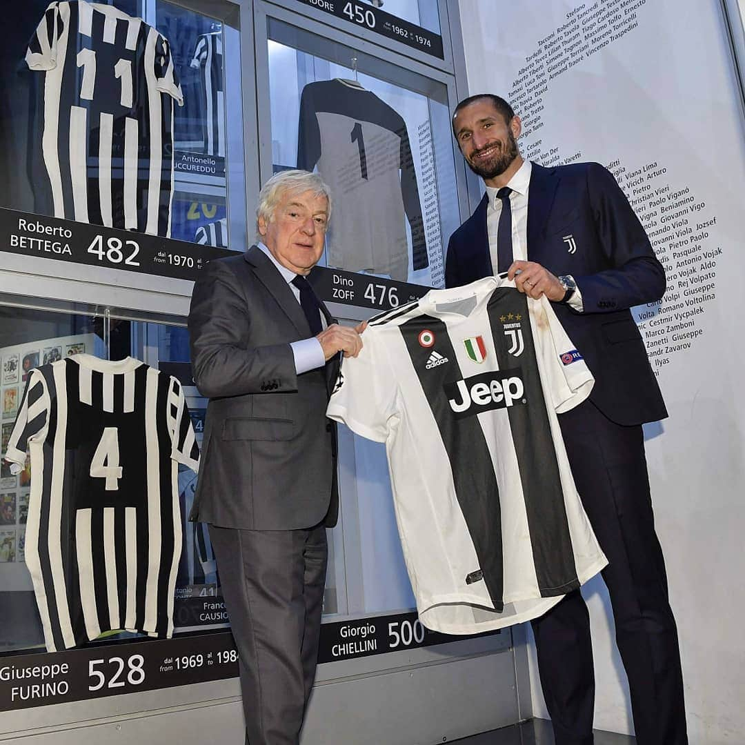 ユヴェントスFCさんのインスタグラム写真 - (ユヴェントスFCInstagram)「⚪⚫ pride! 👏❤ Captain @giorgiochiellini delivers the shirt of his 500th app. with Juve #Chiello500」3月28日 3時48分 - juventus