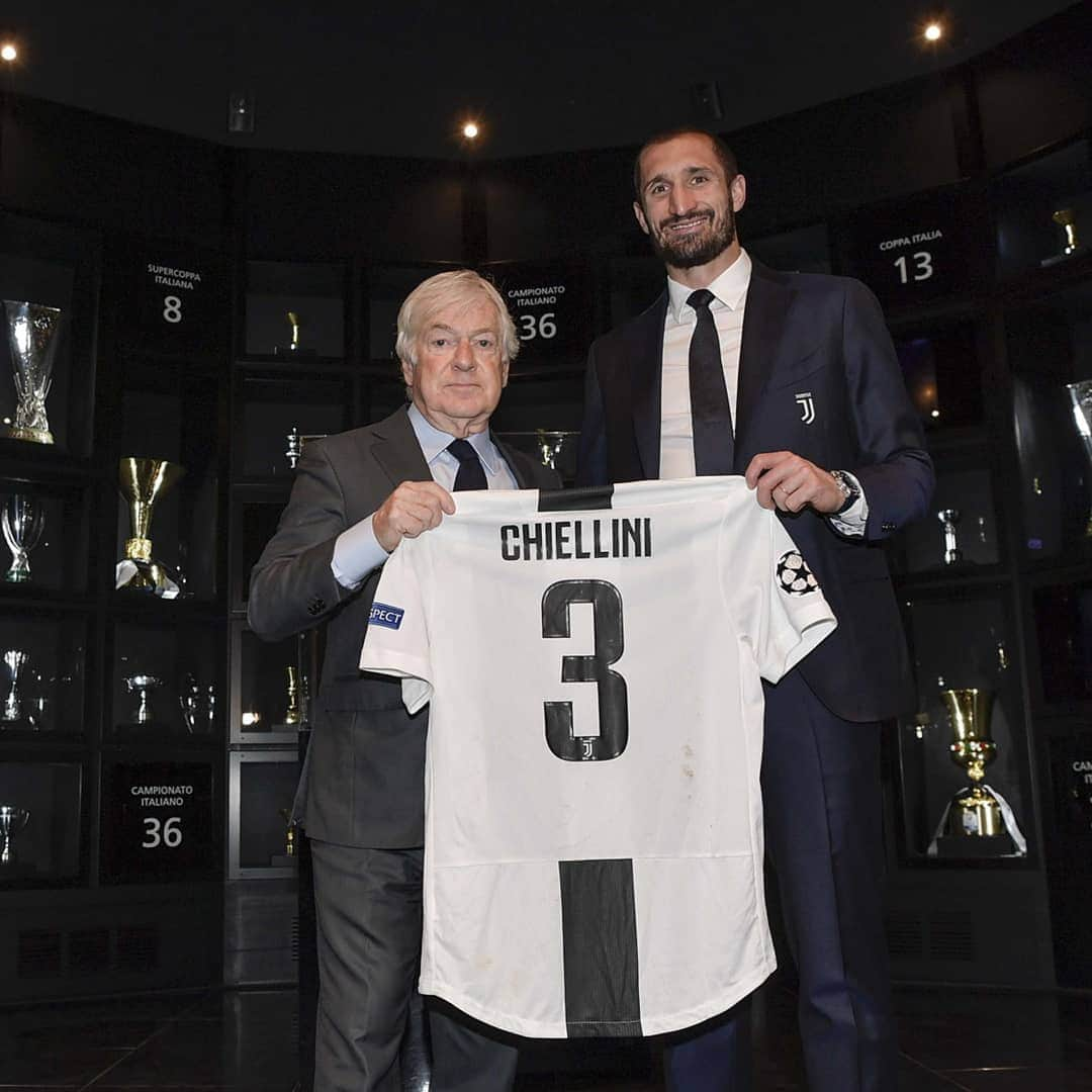 ユヴェントスFCさんのインスタグラム写真 - (ユヴェントスFCInstagram)「⚪⚫ pride! 👏❤ Captain @giorgiochiellini delivers the shirt of his 500th app. with Juve #Chiello500」3月28日 3時48分 - juventus