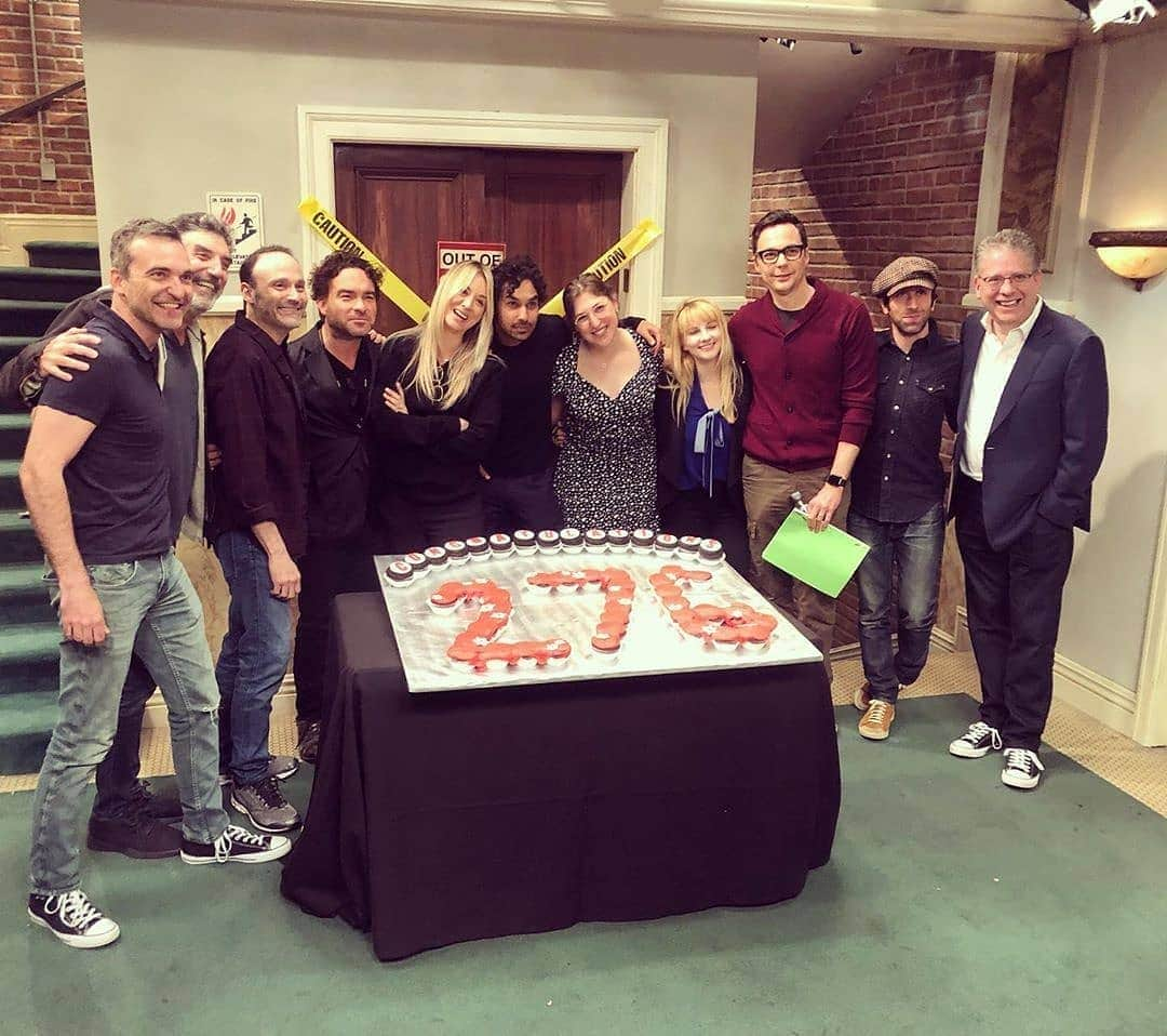 メイム・ビアリクさんのインスタグラム写真 - (メイム・ビアリクInstagram)「#276 officially made history! We're now the longest running multi-cam sitcom in TV history, surpassing the wonderful show 'Cheers.' What an honor! I'm so privileged to have worked with these amazing, hilarious, talented people!! ❤️❤️」3月28日 3時54分 - missmayim