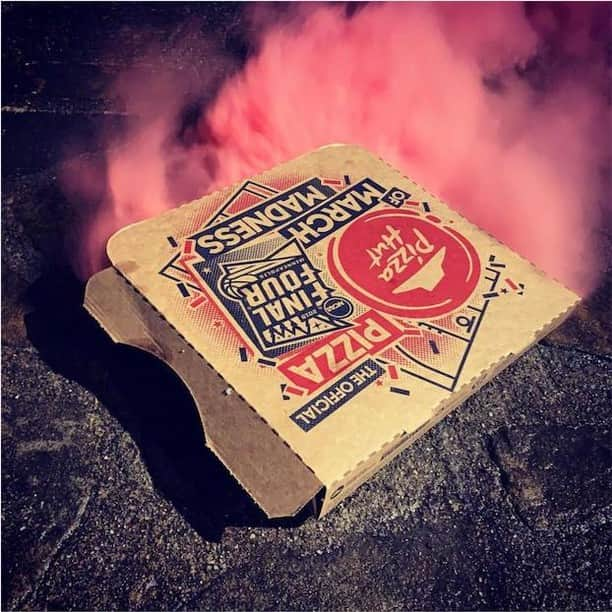 Pizza Hutさんのインスタグラム写真 - (Pizza HutInstagram)「Congrats, @dustinjohns! The rest of us are just getting food babies during March Madness. 💕🏀」3月28日 4時00分 - pizzahut