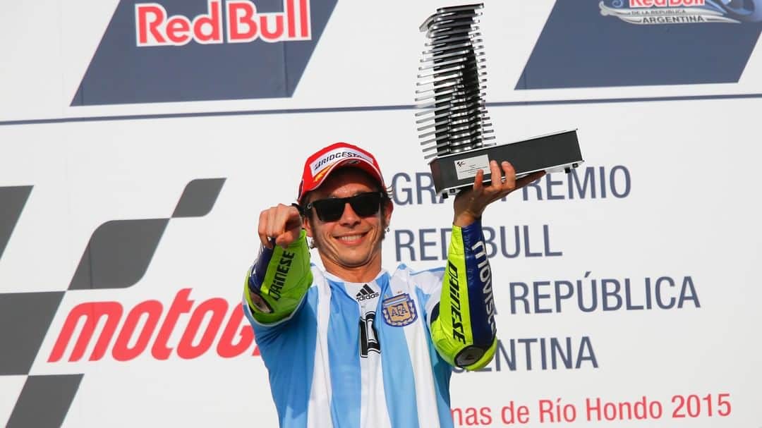 MotoGPさんのインスタグラム写真 - (MotoGPInstagram)「Did you know...@valeyellow46 is the only rider to win the #ArgentinaGP at TWO different circuits! 🏆 // The Doctor triumphed at Buenos Aires in 1998 (250cc class), before taking a memorable #MotoGP victory at Termas de Rio Hondo in 2015! 💪 #MotoGPStats #VR46 #Motorsport #Motorcycle #Racing」3月28日 4時00分 - motogp