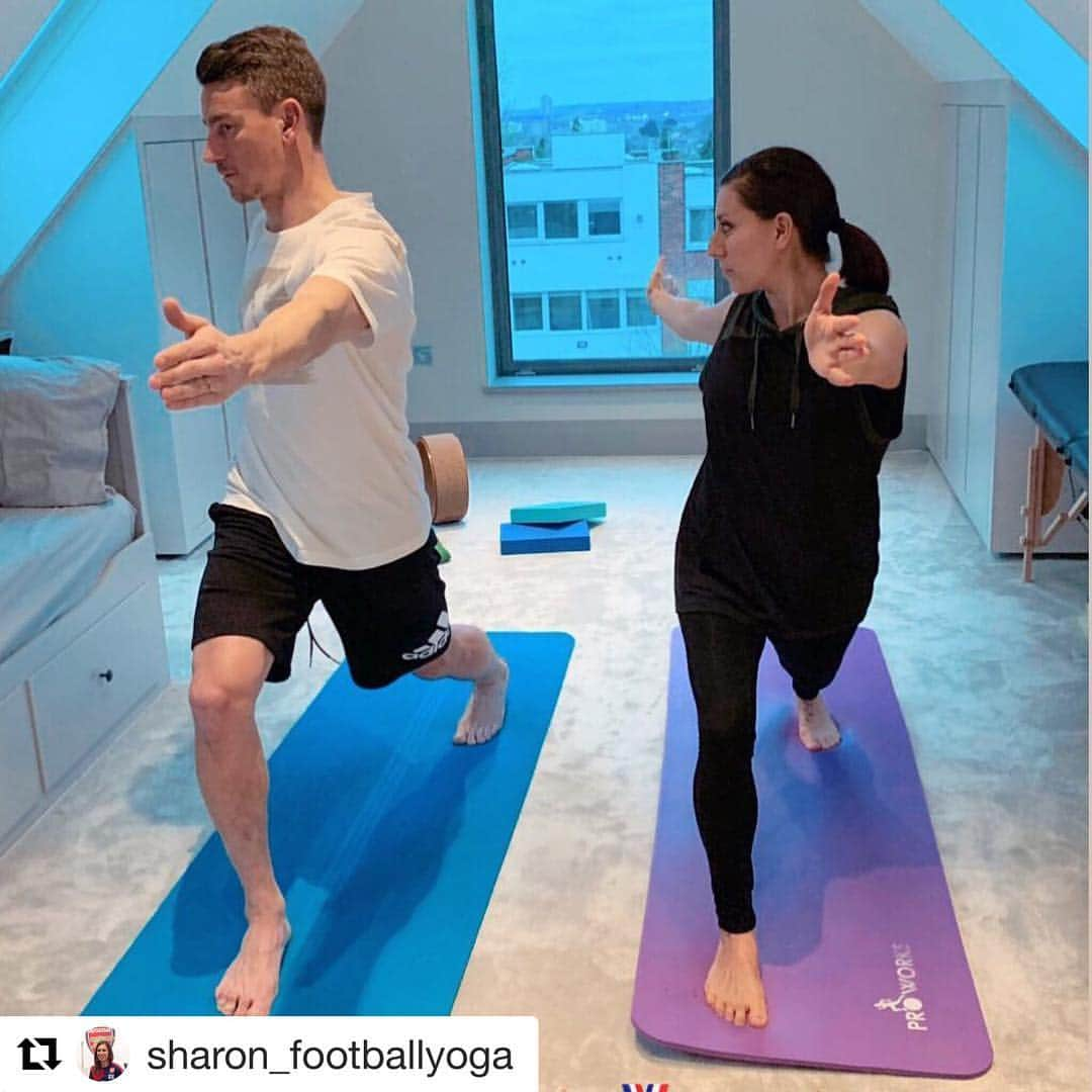 ローラン・コシールニーさんのインスタグラム写真 - (ローラン・コシールニーInstagram)「Keep calm and do yoga 🧘‍♂️ #footballyoga」3月28日 4時01分 - koscielny_official6