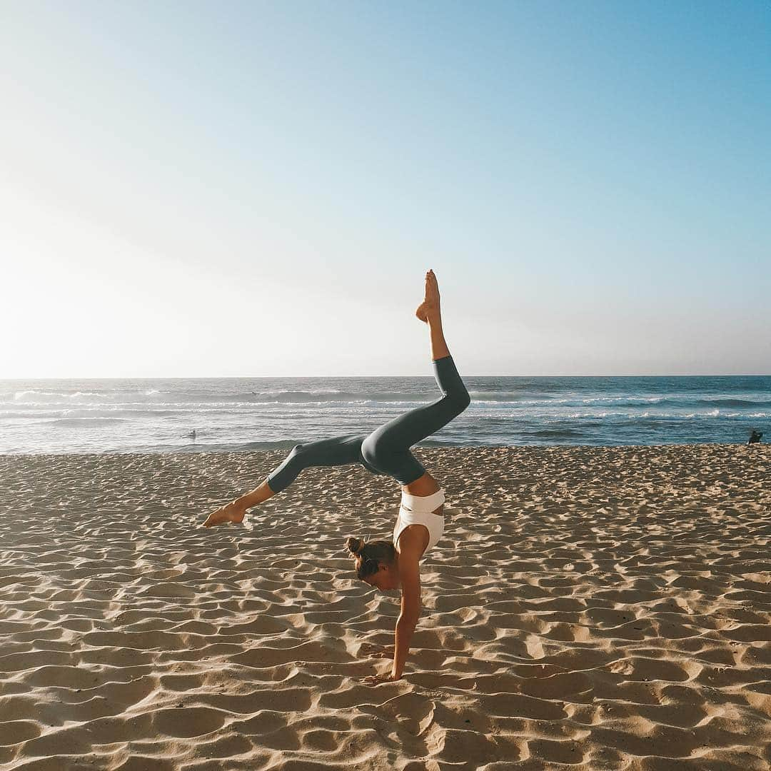 ALO Yogaさんのインスタグラム写真 - (ALO YogaInstagram)「Hands in the sand, feet in the clouds ☁️☺️✨ @sjanaelise shows us her happy place in her Pristine Slit Bra & Seagrass 7/8 Airbrush Legging ❤️ #aloyoga #yoga  Where’s your happy place!? Comment below! 💫」3月28日 4時03分 - aloyoga