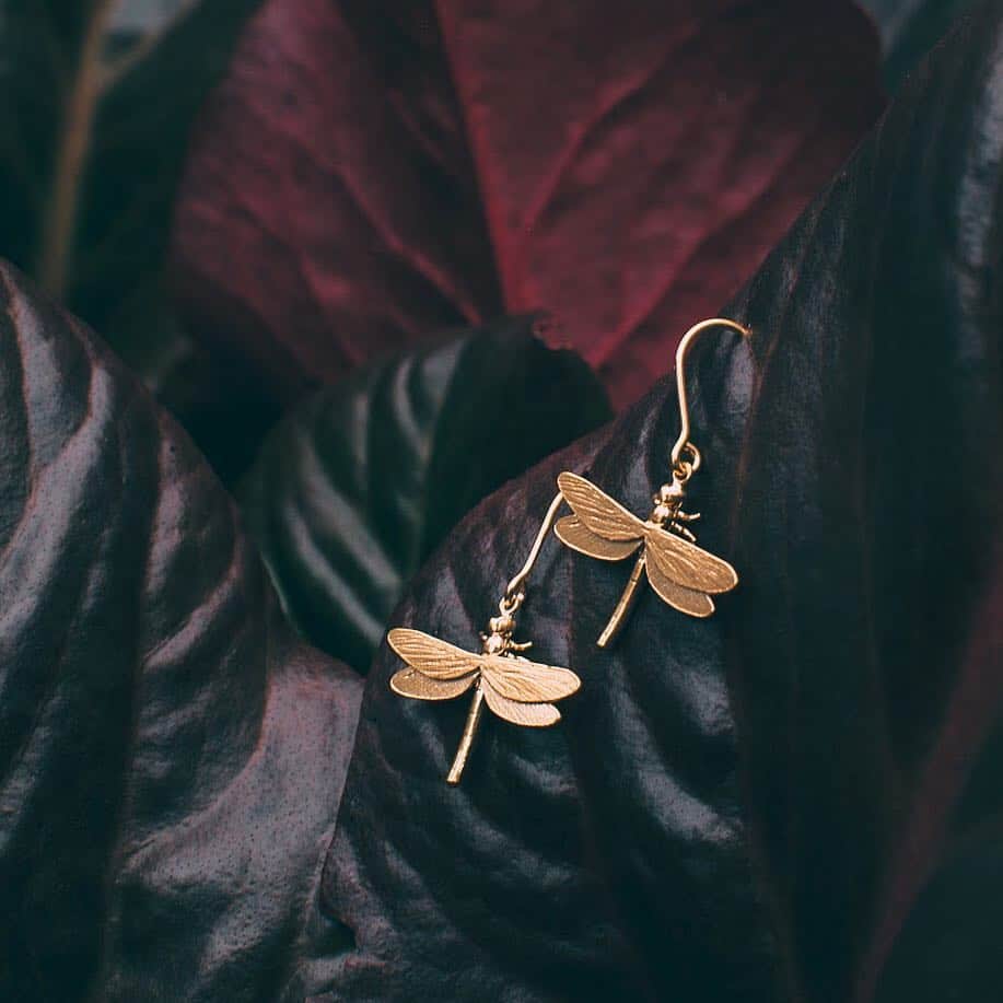 のインスタグラム：「Dancing Dragonflies remind Alex of his mum Peggy Ann! 👩‍🌾 Where in #nature are you reminded of yours? 🌿  With thanks to @aclotheshorse for making our Dragonfly Earrings look so gorgeous! 📸」