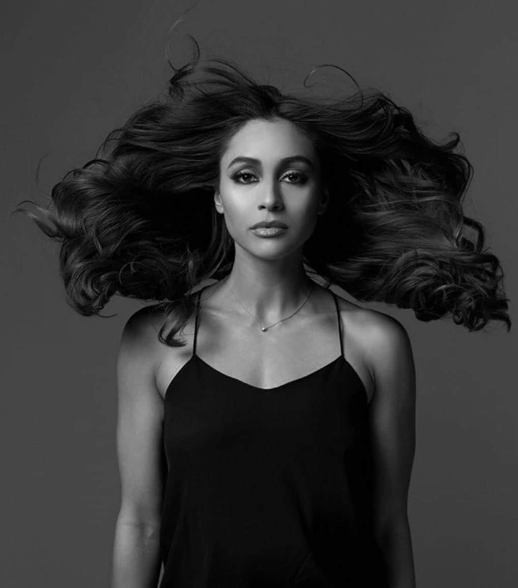 リンジー・モーガンのインスタグラム：「Define “gravity”」