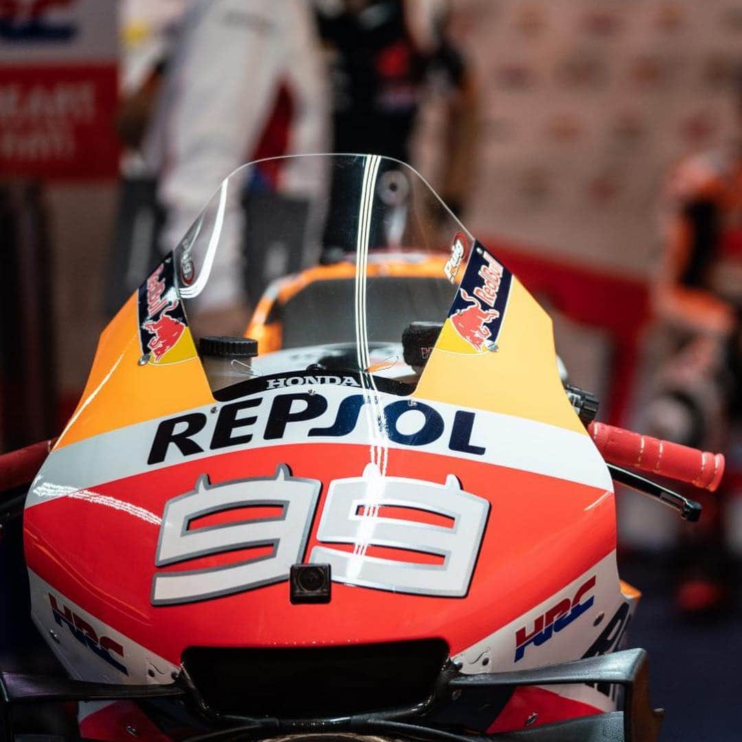 レプソル・ホンダのインスタグラム：「Continuing together with @puig_hitechparts 🤝 ⠀⠀⠀⠀⠀⠀⠀⠀⠀ #Windscreen #25RepsolHonda #Repsol #MotoGP #Honda #Racing #RepsolHonda #HRC #RC213V #MM93 #JL99 #MarcMarquez #JorgeLorenzo #ThePowerOfDreams #Motorcycle #MM93🐜 #JL99😈 #Sponsorship」