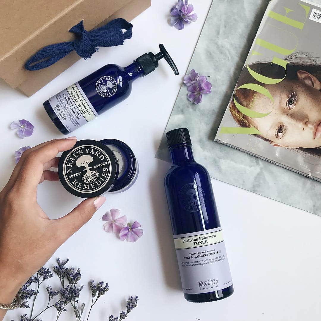 Neal's Yard Remediesさんのインスタグラム写真 - (Neal's Yard RemediesInstagram)「Hand's up those in the combination skin gang! ✋🏼✋🏾✋🏿 Our Purifying Palmarosa collection is ideal for balancing skins natural oils for matte, yet hydrated skin! [📸 - @nealsyard.israel]」3月28日 4時19分 - nealsyardremedies