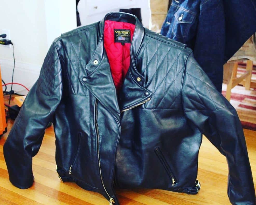 のインスタグラム：「Our competition leather is so strong and protective, it stands up by itself! 💪🏾 here’s what our customer said about it: “Kim, I just received my Chopper today and it is everything I hoped for, thank you very much! I’ve been wearing it around the house trying to loosen it up and not hurt myself in the process. The comp weight leather is is just as nice is that on any other Vanson I have owned. Size is perfect as well.” Thanks, Daniel Kealey  #vansonleatherjacket #vansonjapan #vanson #leathers #fashion #heirloomquality #vansonleathers」