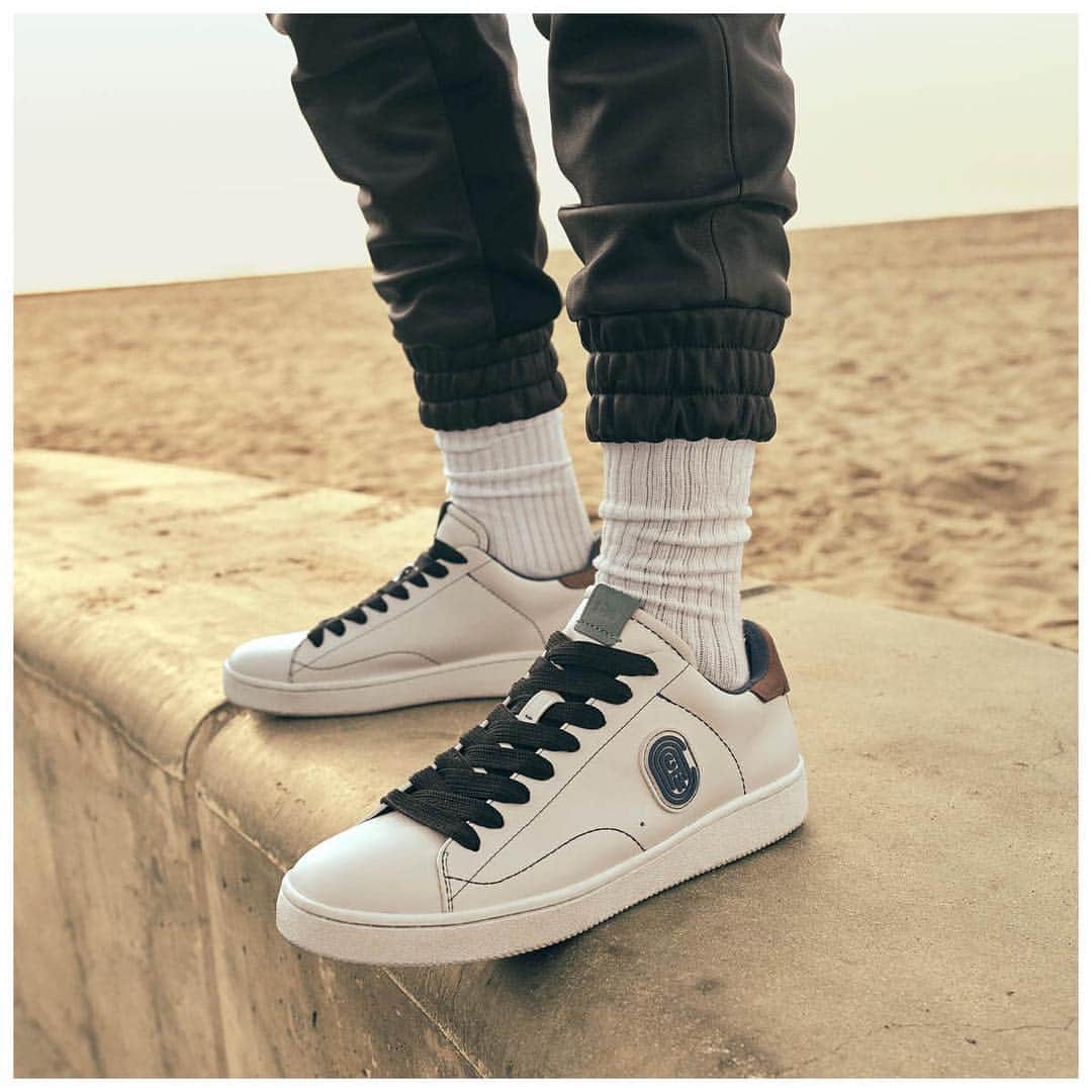 のインスタグラム：「Never underestimate the power of a pair of clean white sneaks. #CoachNY」