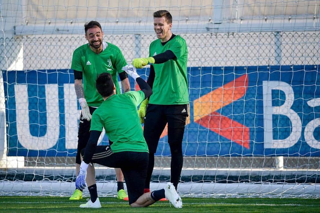 マッティア・ペリンさんのインスタグラム写真 - (マッティア・ペリンInstagram)「Back to Juventus Center 😀 Smiling goalkeepers training」3月28日 4時27分 - mattiaperin