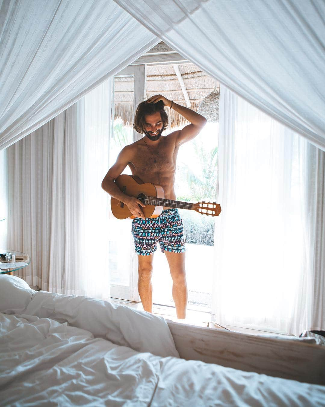 Ricardo Baldinさんのインスタグラム写真 - (Ricardo BaldinInstagram)「Laughter is the best medicine 😄  Easy mornings at @kaihoteltulum with guitar lessons 🎸 #tulum #yoga #white #kaitulum」3月28日 4時36分 - rbaldin