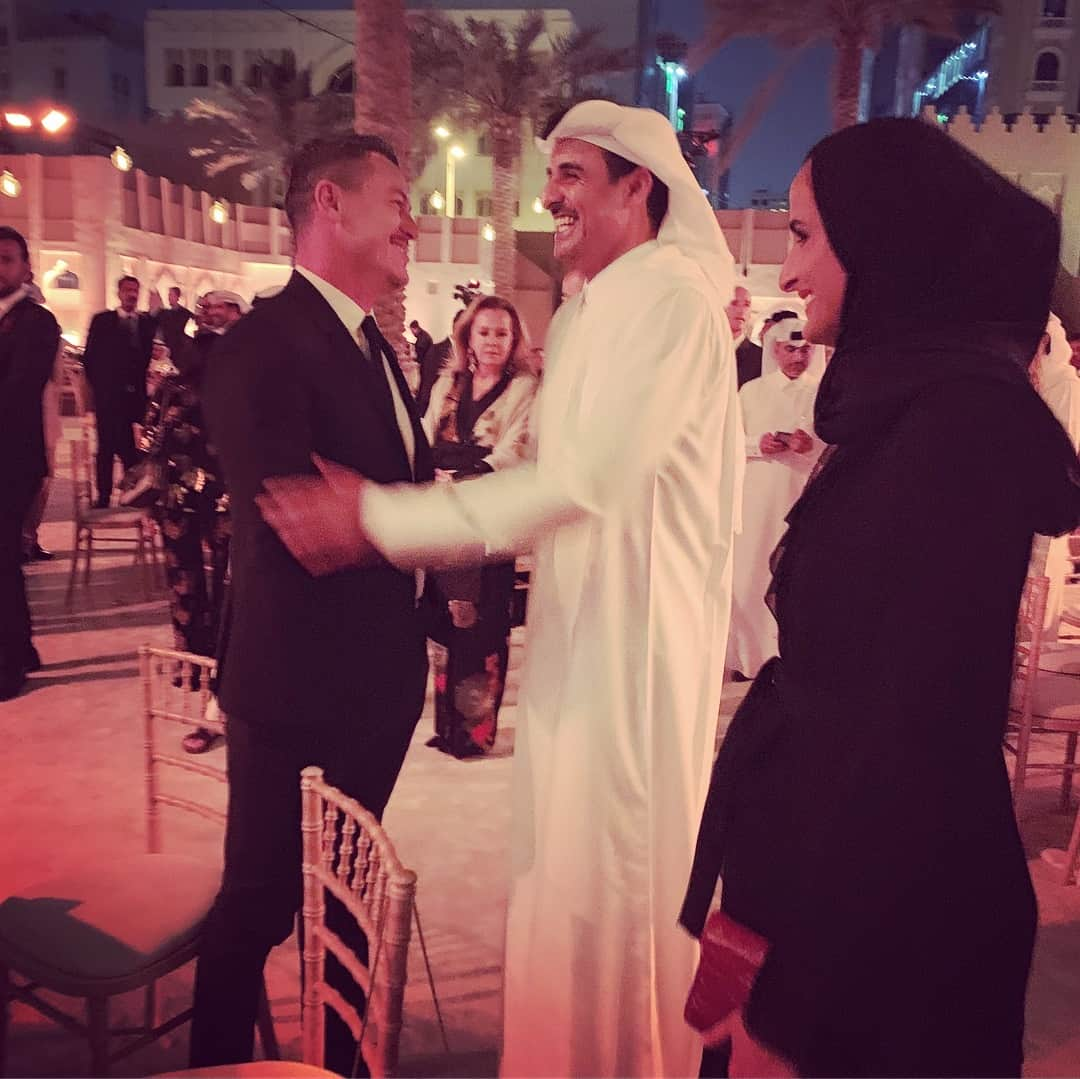 ルーク・エヴァンズさんのインスタグラム写真 - (ルーク・エヴァンズInstagram)「What an evening! A night I won’t forget. The highlight was Meeting His Highness the Emir of Qatar. Came over and said hello!! Made my night. Thank you! More pics of the museum to come!!」3月28日 4時43分 - thereallukeevans