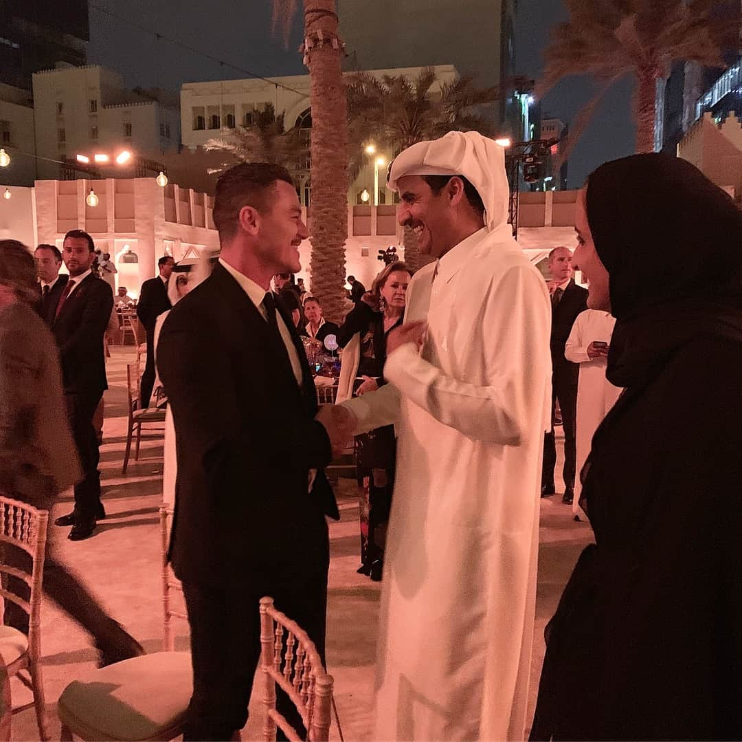 ルーク・エヴァンズさんのインスタグラム写真 - (ルーク・エヴァンズInstagram)「What an evening! A night I won’t forget. The highlight was Meeting His Highness the Emir of Qatar. Came over and said hello!! Made my night. Thank you! More pics of the museum to come!!」3月28日 4時43分 - thereallukeevans