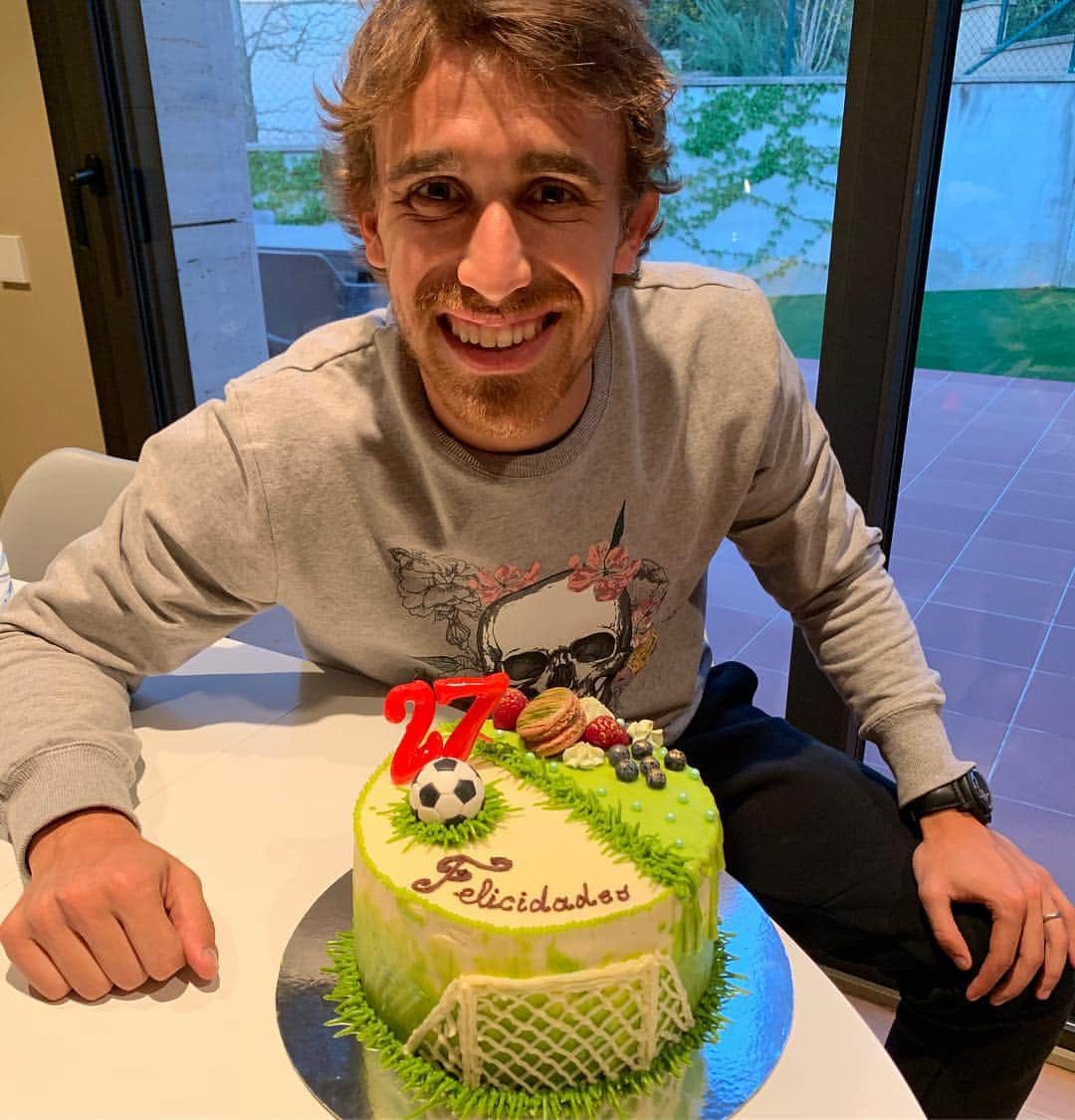 マルク・ムニエッサのインスタグラム：「Molt agraït pels vostres missatges de felicitació 🎊🎉😊 #muniesa27  Muy agradecido por vuestras felicitaciones y muestras de cariño🎊🎉😊 #muniesa27 Thank you very much for all your birthday wishes🎊🎉😊#muniesa27」