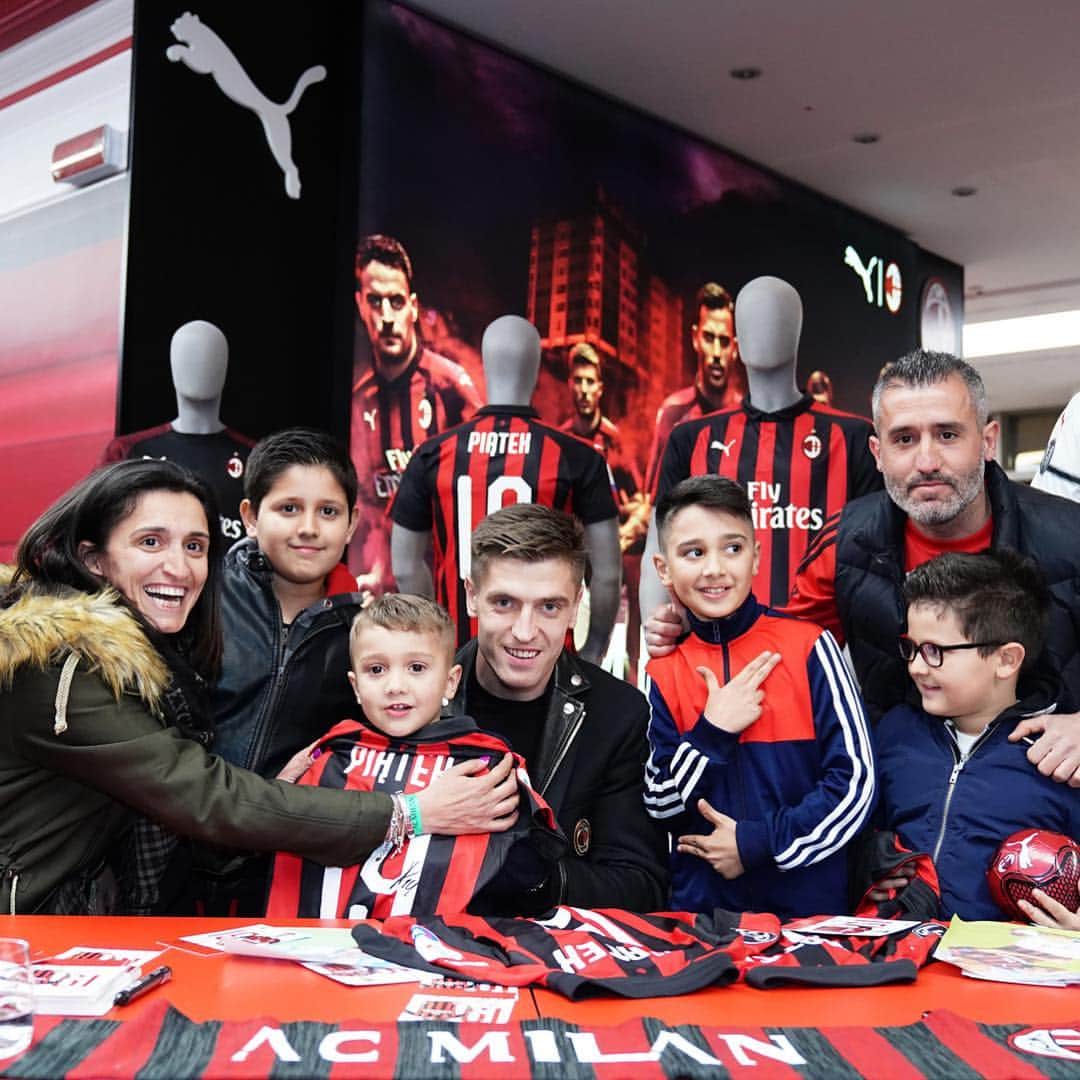 ACミランさんのインスタグラム写真 - (ACミランInstagram)「Happy faces ✅ Pum Pum Pum ✅ Signed shirts, photos and selfies ✅ The Meet and Greet session with Krzysztof Piątek 🔴⚫️ Il Meet&Greet con @pjona_9 a #CasaMilan tra sorrisi, autografi e selfie」3月28日 5時09分 - acmilan