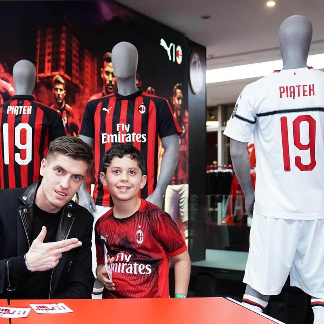 ACミランさんのインスタグラム写真 - (ACミランInstagram)「Happy faces ✅ Pum Pum Pum ✅ Signed shirts, photos and selfies ✅ The Meet and Greet session with Krzysztof Piątek 🔴⚫️ Il Meet&Greet con @pjona_9 a #CasaMilan tra sorrisi, autografi e selfie」3月28日 5時09分 - acmilan