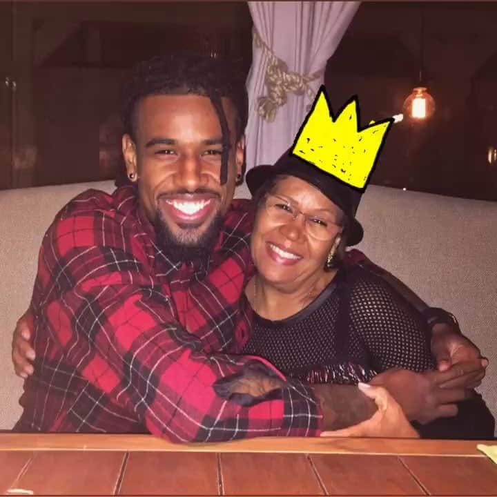 フェリペ・サンタナのインスタグラム：「🍾🎈🎉 27/03 🎉🎈🍾 ⠀ Para muitos um dia normal mas para mim um dos dias mais importantes da minha vida. Vida essa que não existiria se não fosse por vc, e quando digo vc me refiro a TUDO. Hoje comemoramos o seu aniversário dona Angela, meus PARABÉNS!!! Que Deus derrame em sua vida todo seu amor e lhe conceba muita saúde, paz e força para que sua (nossa) caminhada seja longa e duradoura. Sem mais “delongas”, EU AMO VC... #momsbday #moms #queen #negona #dreadlocks #old #huge #keepsmiling」