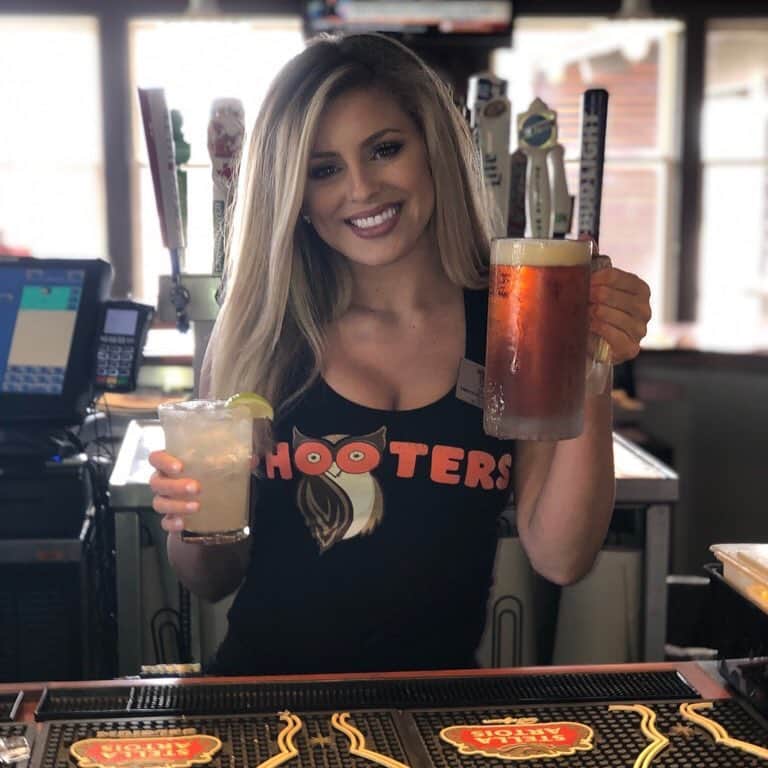 Hootersさんのインスタグラム写真 - (HootersInstagram)「Counting down the minutes ‘til happy hour 🍻」3月28日 5時18分 - hooters