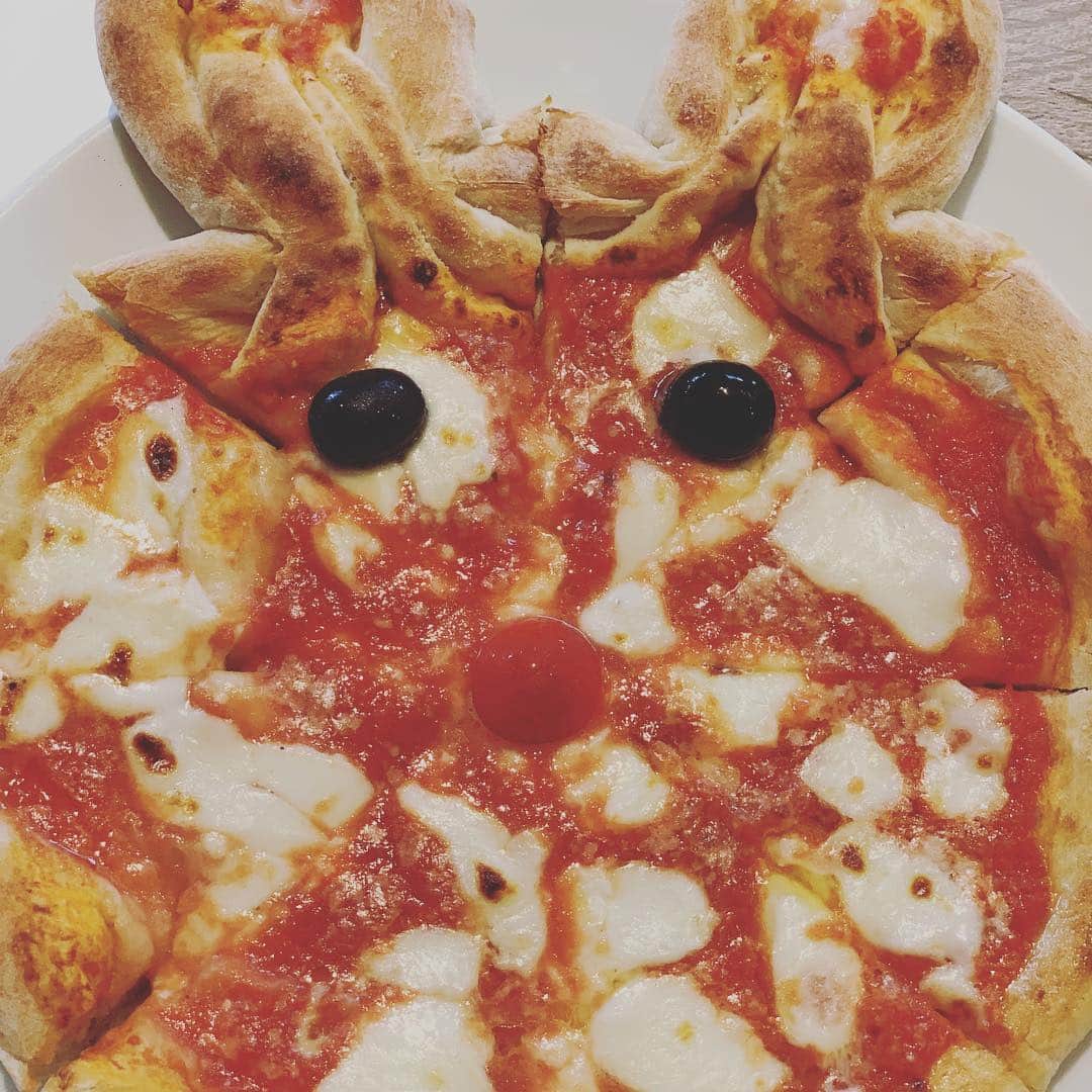 相川七瀬さんのインスタグラム写真 - (相川七瀬Instagram)「キッズメニュー頼んだら こんなに可愛い。笑 うさぎのピザ🍕 #kidsmenu #pizza」3月28日 5時12分 - nanasecat