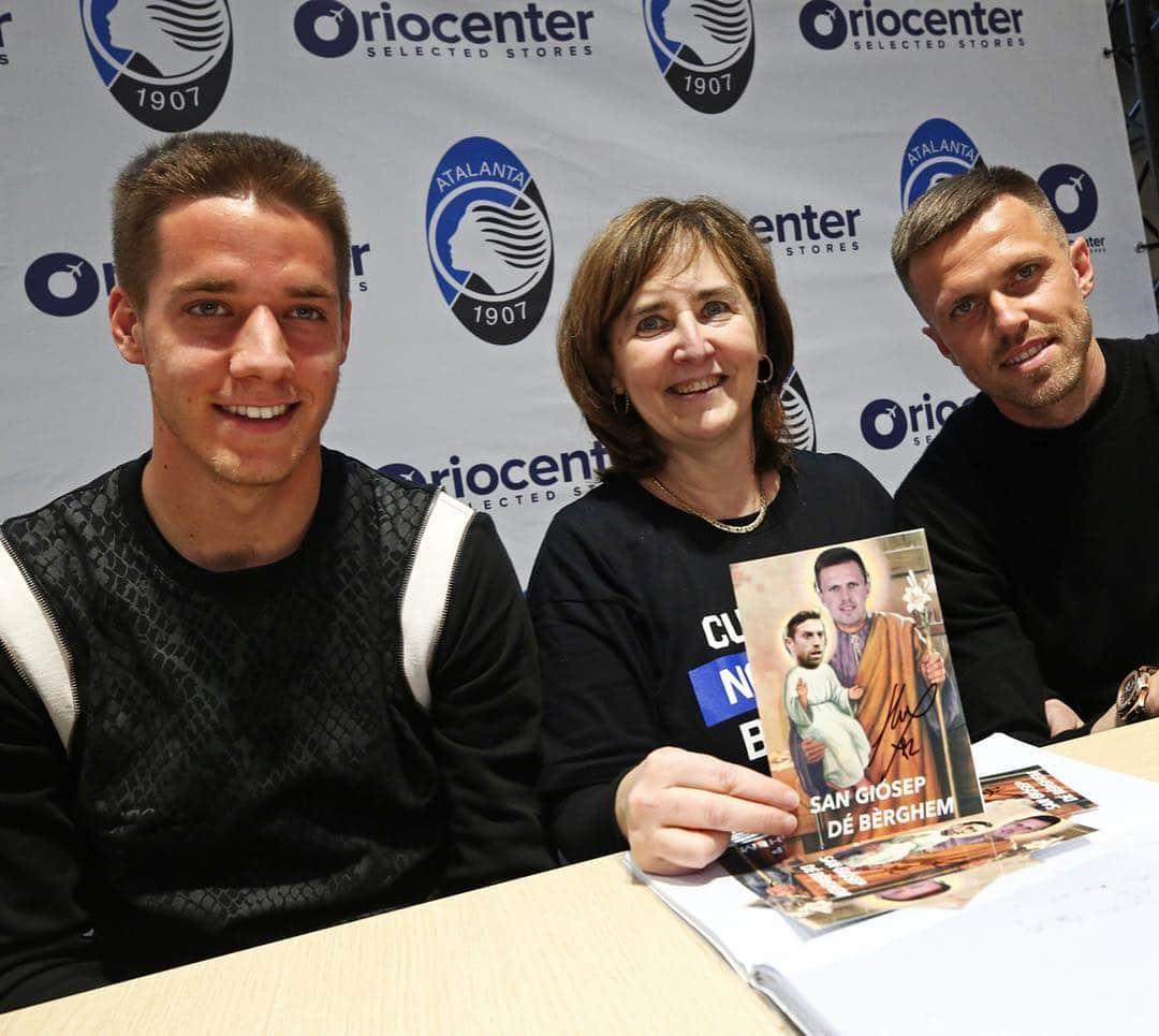 アタランタBCさんのインスタグラム写真 - (アタランタBCInstagram)「Tantissimo calore ed entusiasmo per @pasalicmario e @ilicic72, che hanno incontrato i nostri tifosi a @oriocenter! 😃📸✍🏼 #AtalantaLife 🖤💙 ~ #Atalanta #Bergamo #Pašalić #Iličić #Oriocenter #instore #fans」3月28日 5時42分 - atalantabc