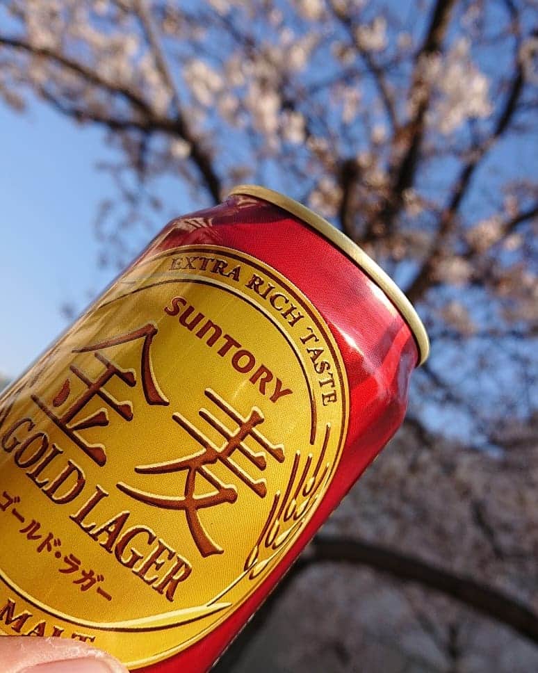 藤岡幸夫のインスタグラム：「３月２６日の文章です。 今日はかみさんの帰りが遅い…昔のボクだったら予約しておいた桜を眺めるテラス席で微笑む彼女とマティーニで乾杯…「酔ってるのはサクラなんかよりずっと美しいキミにだぜべいべー」と救いようの無いアホになってたのに…それが今ではあーた、近所の駅前で独りで缶ビールですわ…手荷物は買い物袋  スーパーくだらんツィート連続投稿お許しください。１月から一昨日まで超過密スケジュールで、昨日からやっとの休暇で完璧にスイッチ切ってます(^^; そして目の前のやきとんのテラスでサクラを眺めながら独りで飲み始める…ボクには解き放たれた最高の贅沢なのであります(^-^)」